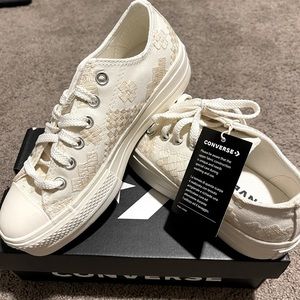 Converse platform vintage white embroidered detail size 6 women.